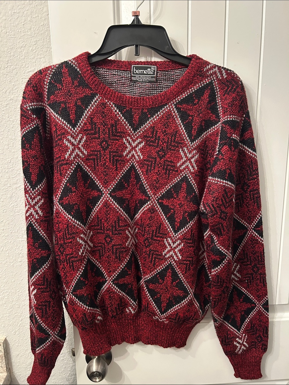 Vintage Women's Red Patterned Crewneck Sweater XL